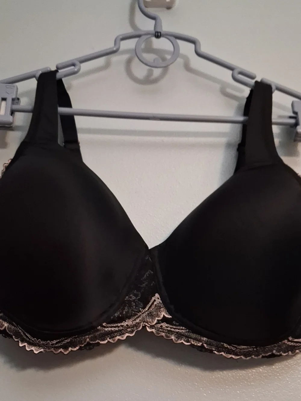 Breezies Size 44D Women's Black With Cream Lace-Trim Full Coverage WireFree Bra.